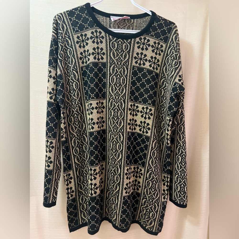 Functional Black and Gold Fun Patterned Sweater Size Large Sparkly
